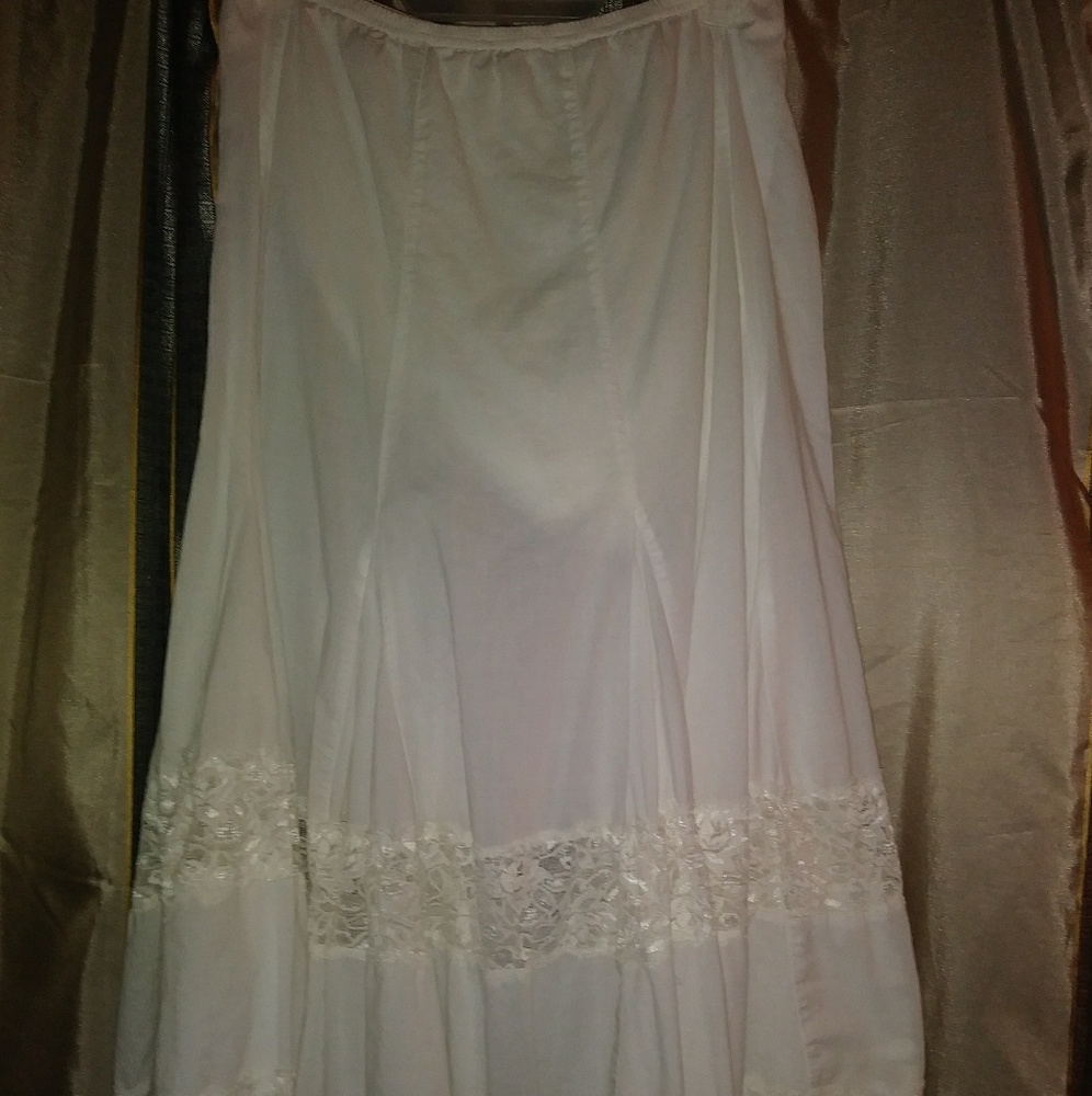Adorable flowy Skirt with built in slip